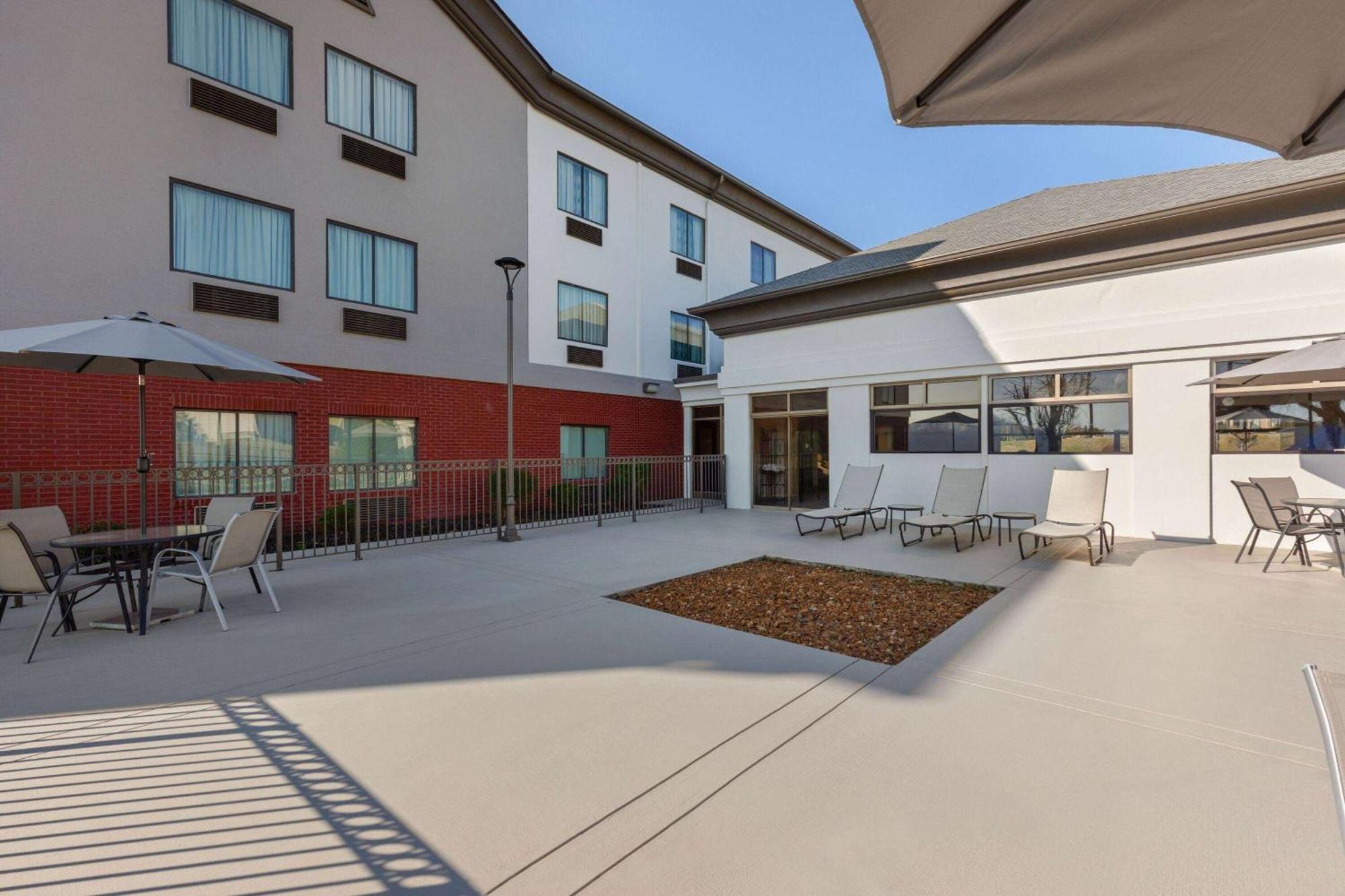 La Quinta By Wyndham Loudon Hotell Exteriör bild